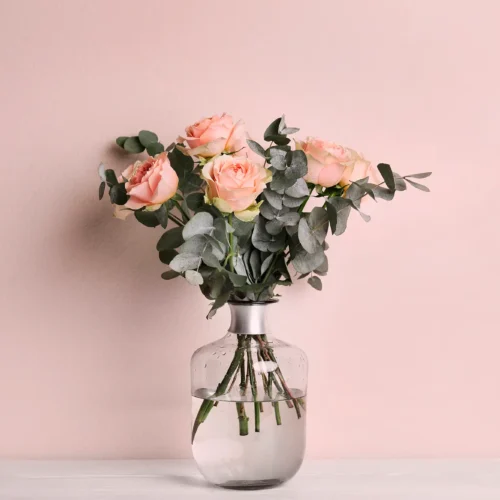 champagnerfarbige Rosen in glasvase